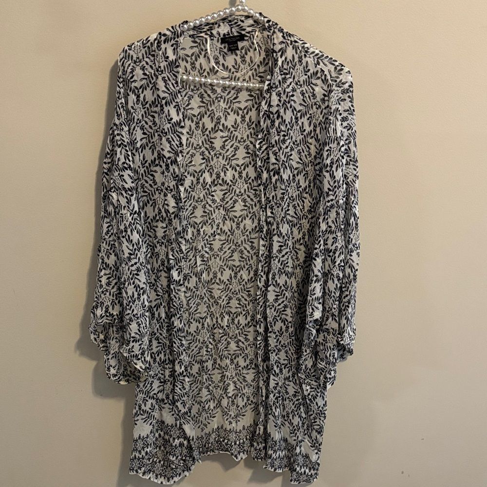 Ann Taylor one size black and white kimono